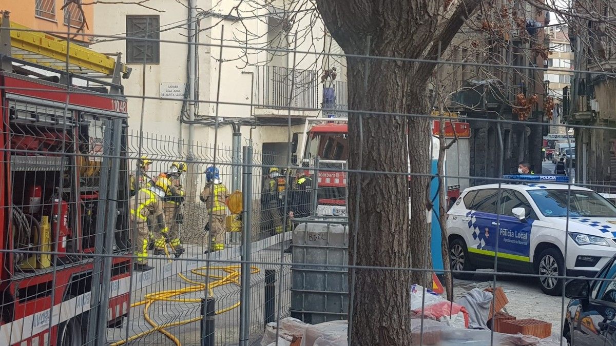 Bombers actuant en l'incendi del carrer Santa Llúcia, 9