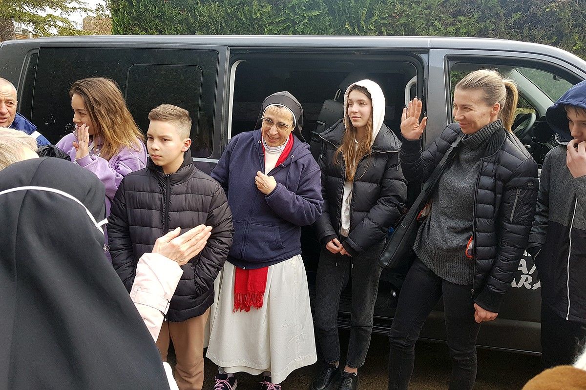 Arribada de les sis persones refugiades d'Ucraïna, amb Sor Lucía Caram