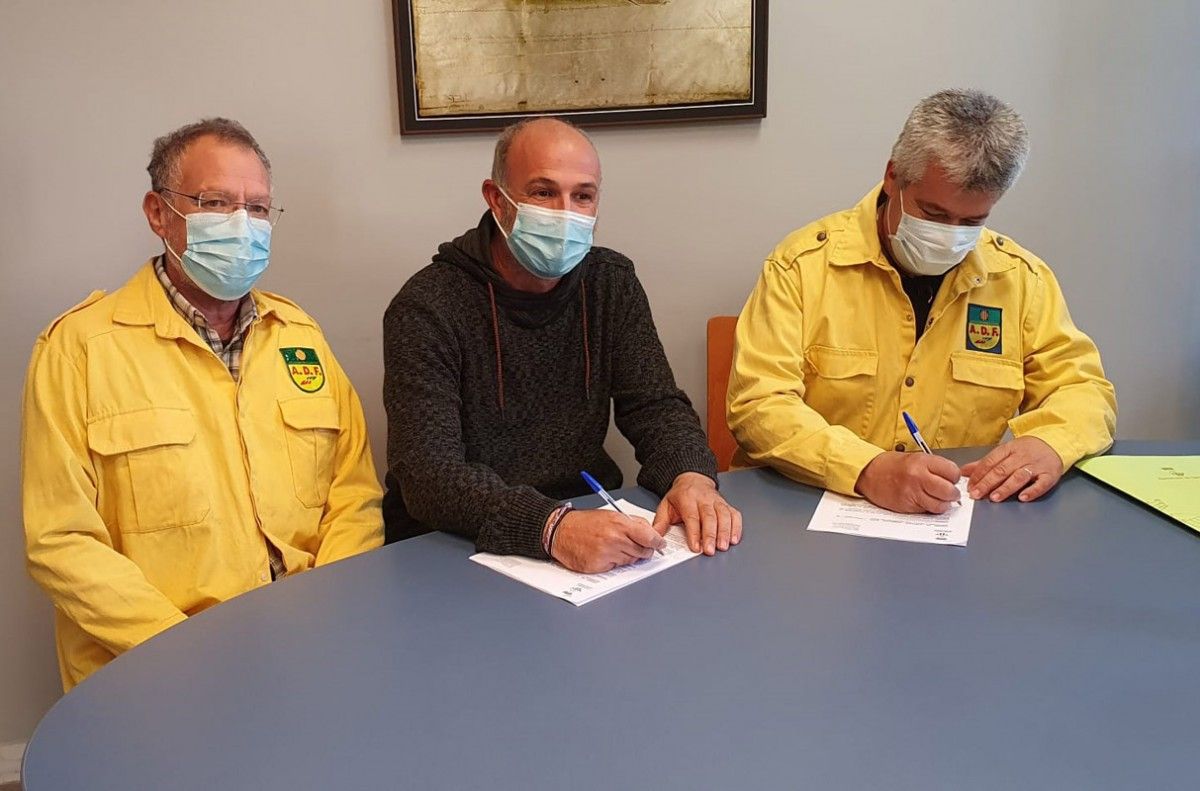 Signatura del conveni entre l'Ajuntament de Santpedor i l'ADF Defensors del Bosc