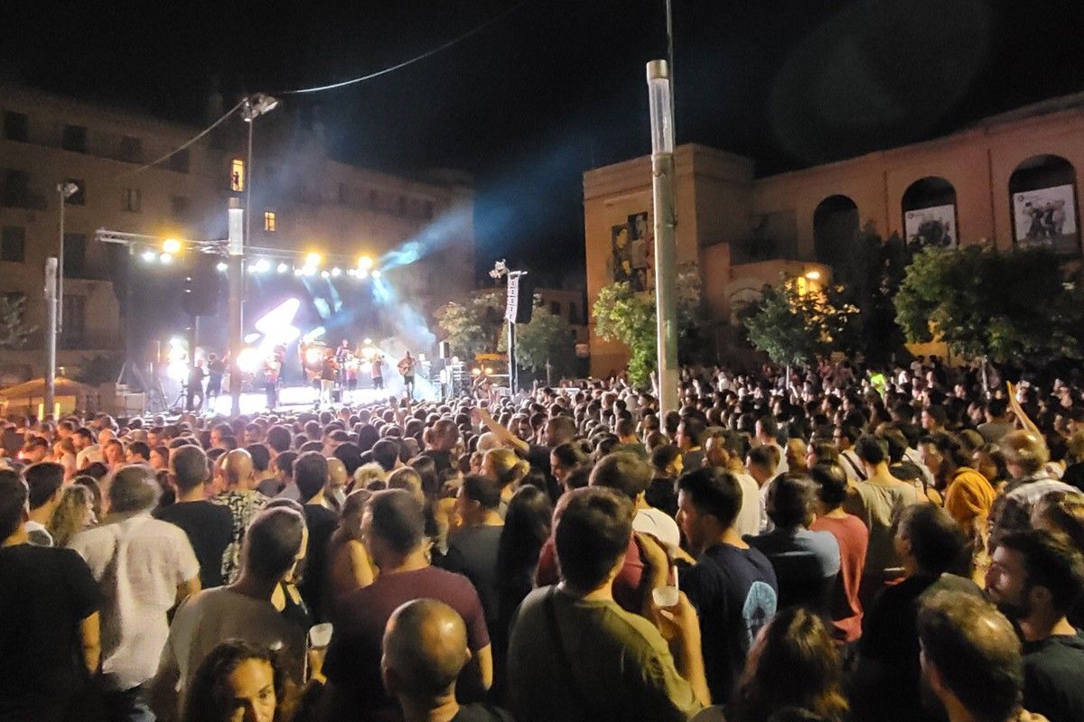El públic ha omplert la plaça Sant Domènec durant el concert de la Fúmiga