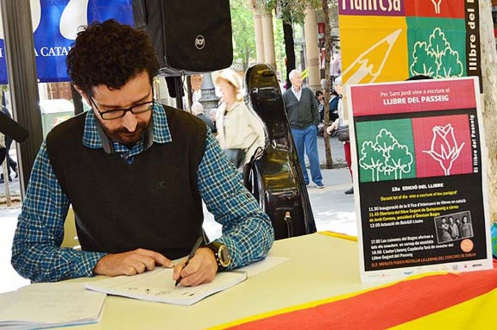 El president d'Òmnium, Jordi Corrons, ha estrenat el Llibre Gegant del Passeig.