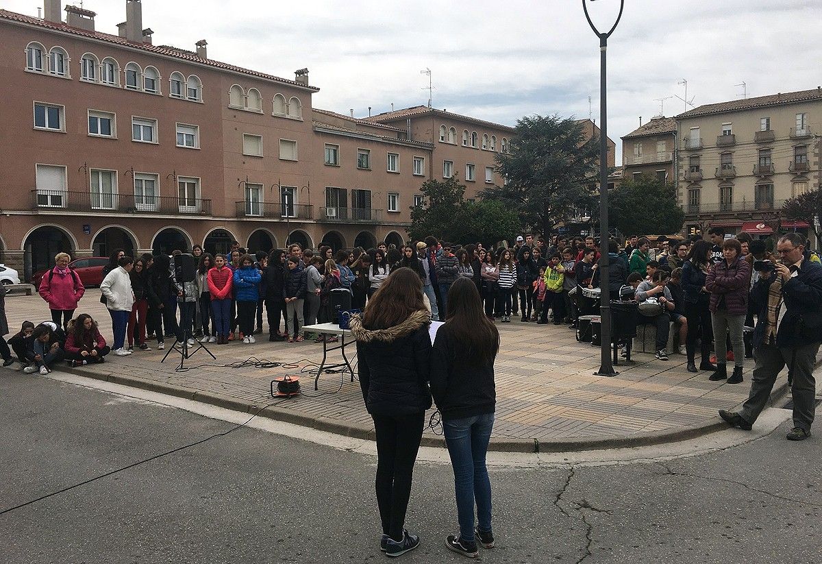 Dues alumnes de l'Institut-Escola Sant Jordi han llegit el manifest del Dia de la Dona Treballadora