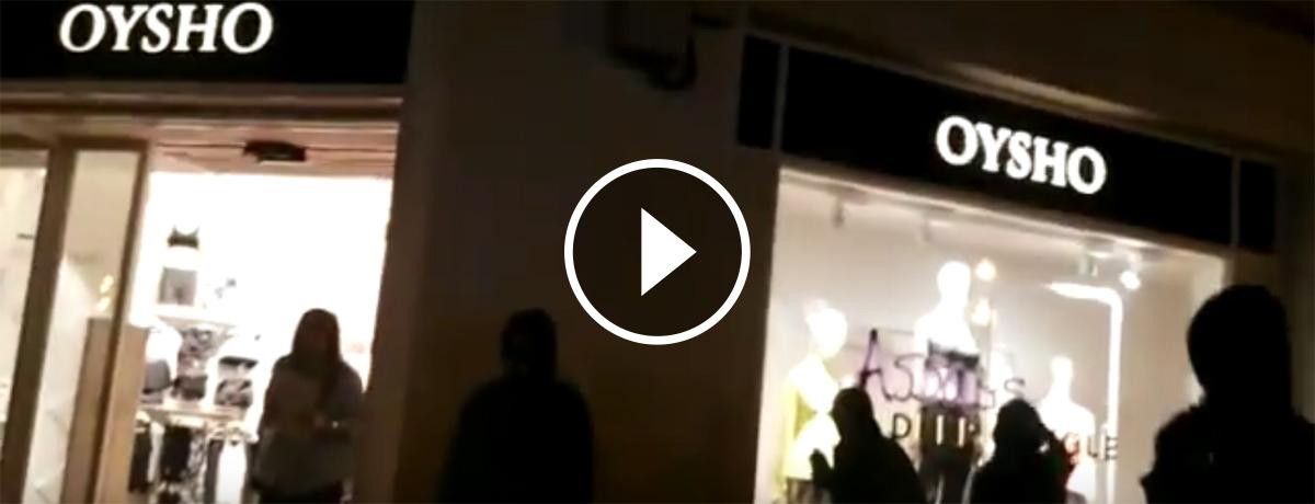 VÍDEO Manifestants pinten els aparadors de les franquícies de moda del centre de Manresa