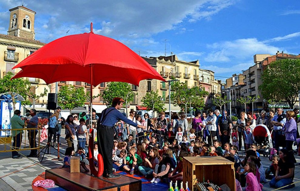 Espectacle 'Els colors de la pluja' a la plaça de Sant Joan de Súria.