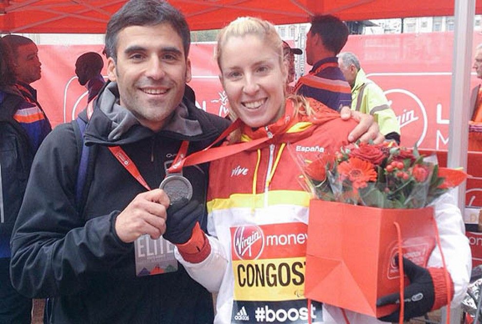 Elena Congost amb el seu entrenador Roger Esteve, un cop acabada la prova.