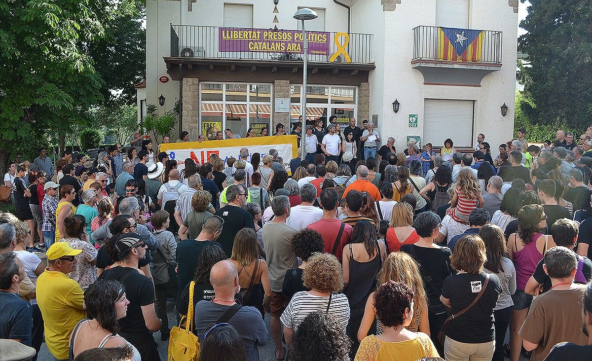 Concentració a Santa Maria d'Oló contra el feixisme l'endemà de l'agressió