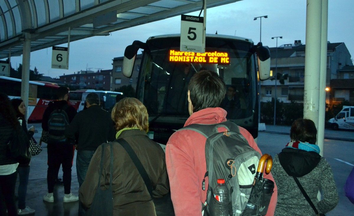 Passatgers de l'autobús Manresa - Barcelona fent cua a l'estació d'autobusos