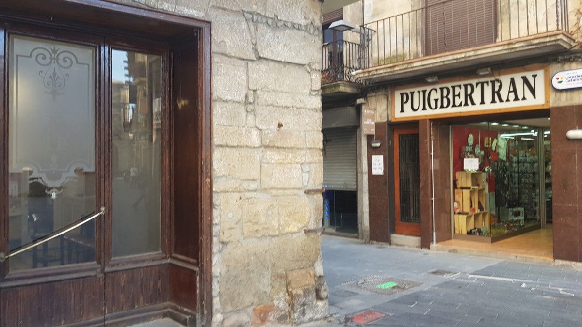 La barberia de la plaça Major i la botiga Puigbertran
