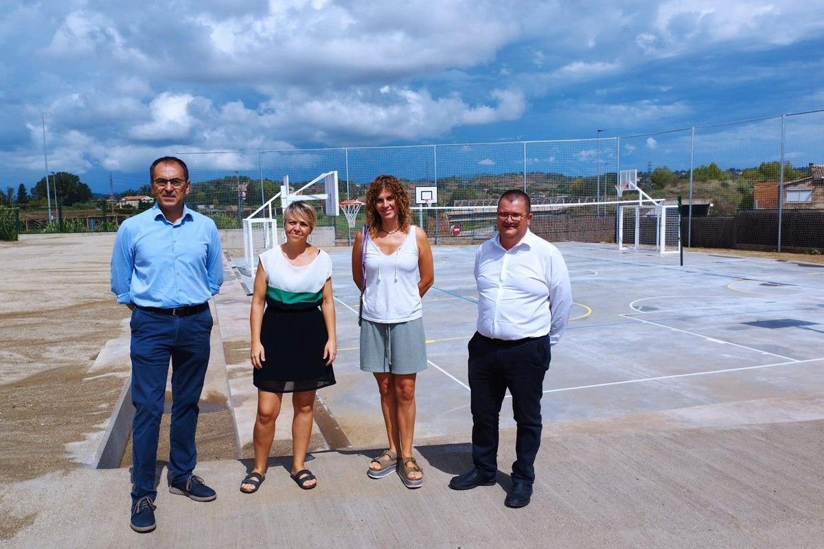 Els regidors Gili i Massegú visitant la nova pista de l'Escola Les Bases