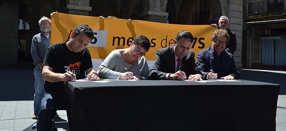 Els quatre caps de llista signant el Campromís per la independència.