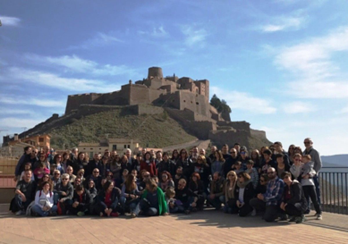 Instagramers es fotografien amb el Castell de Cardona al fons