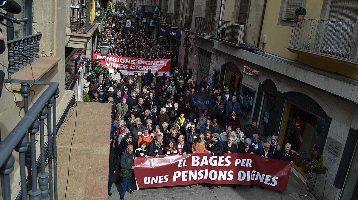 La manifestació de pensionistes, al seu pas pel carrer del Born