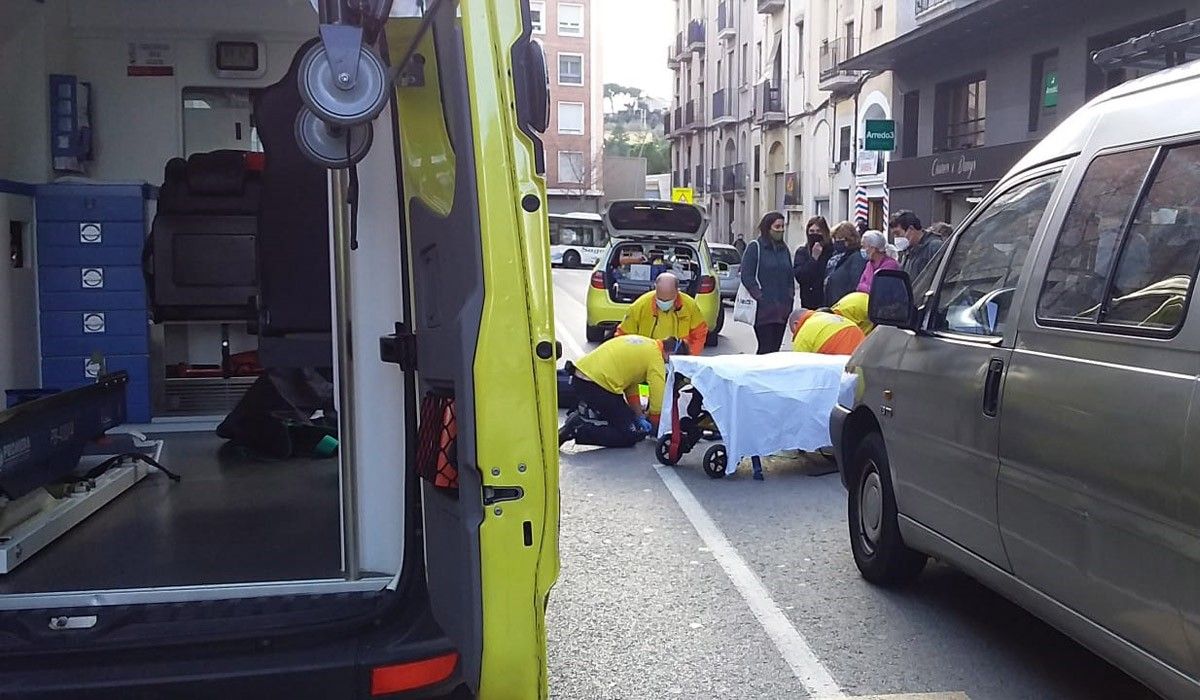 Els sanitaris atenent la dona ferida a la mateixa calçada
