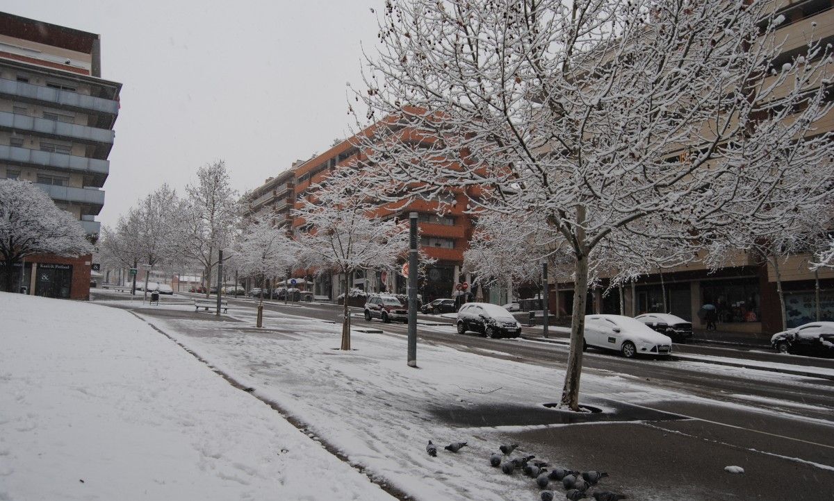 Neu al carrer Abat Oliva de Manresa durant la nevada de febrer