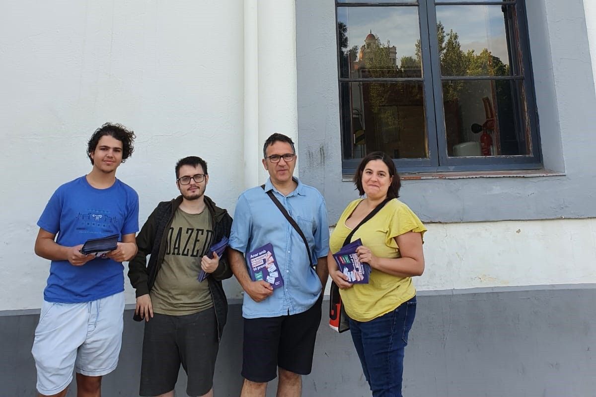 Membres d'En comú Podem Bages a l'estació de Rodalies de Manresa