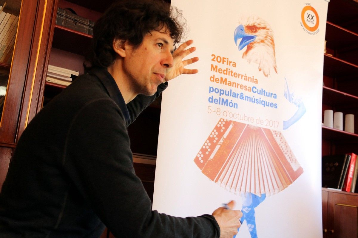 El dissenyador gràfic Miquel Puig mostra el cartell de la 20a edició de la Fira Mediterrània