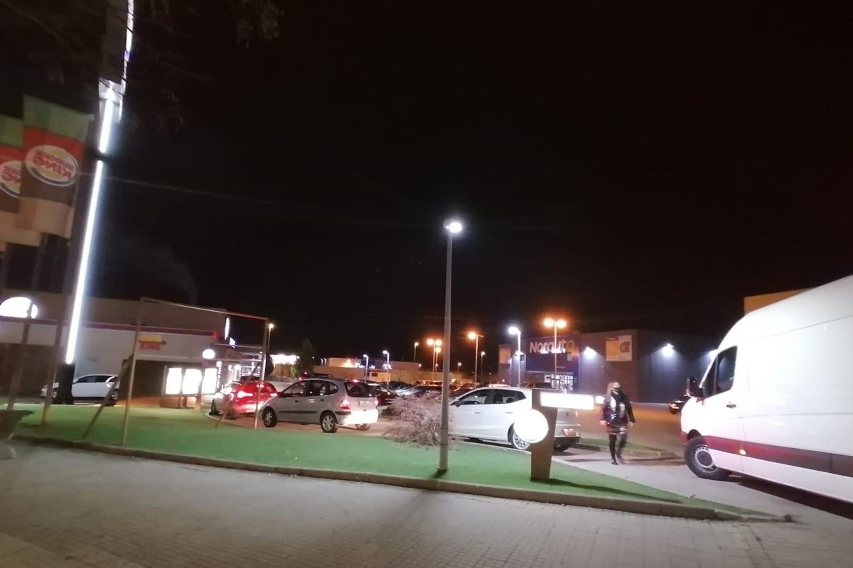 Vehicles en filera per accedir al servei per emportar del Burger King