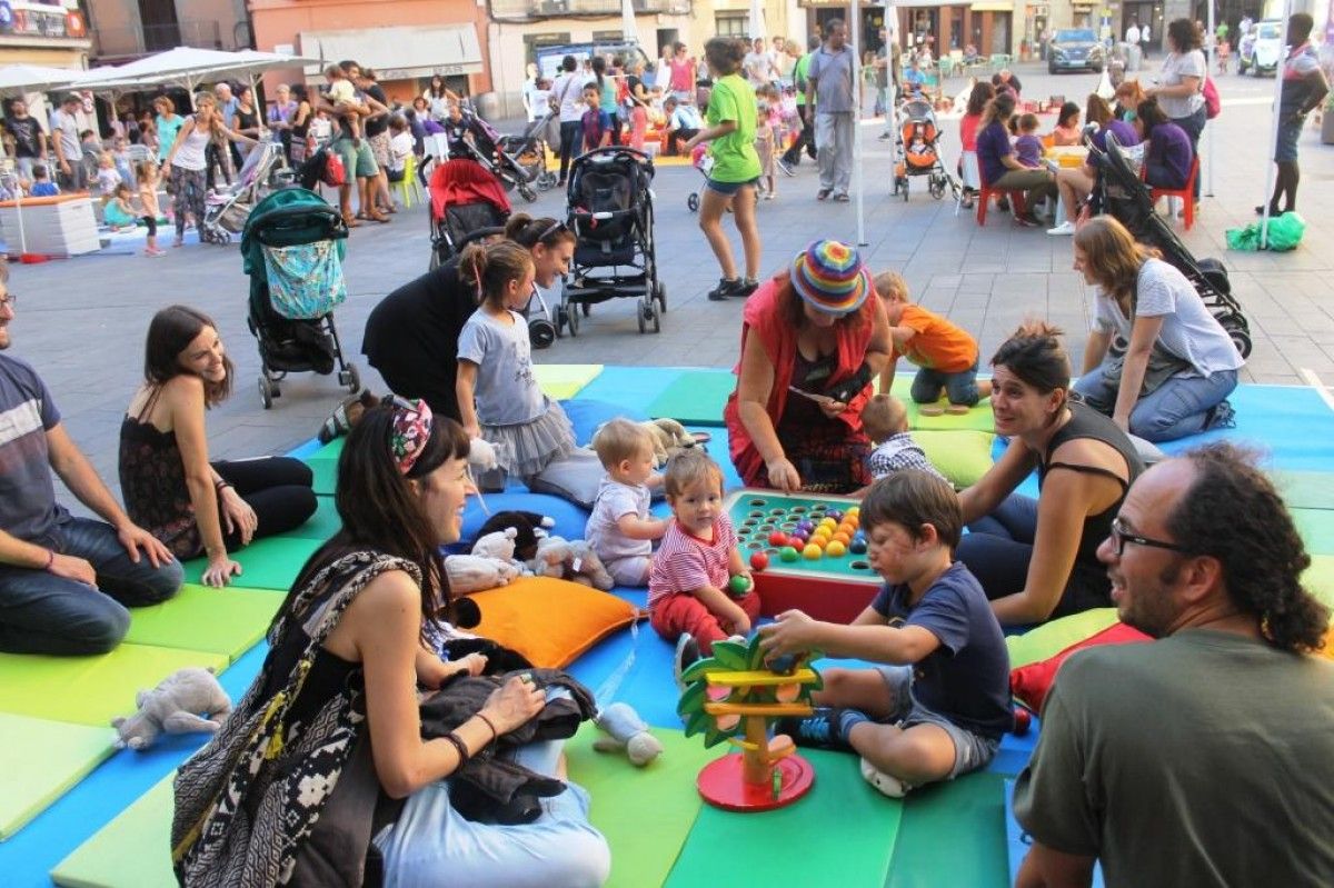 La plaça Sant Domènec es va omplir d'infants a la cloenda de la Setmana de Jocs al Carrer