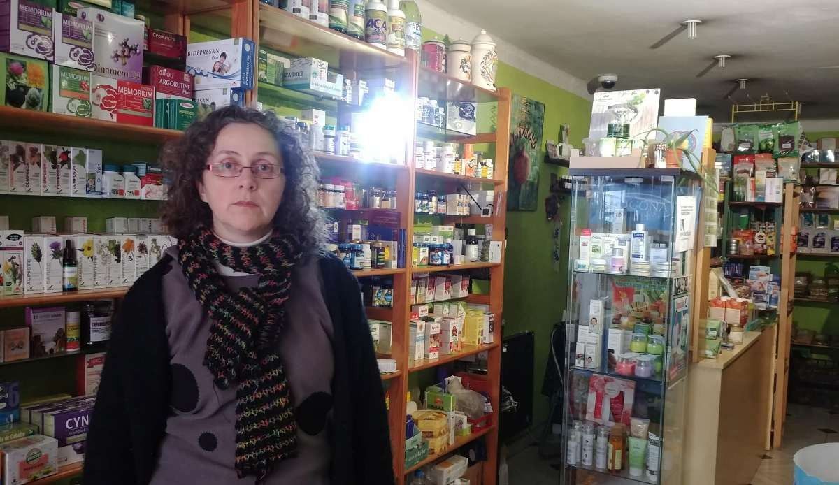 Isabel Canudas dins de la seva botiga, La Magrana
