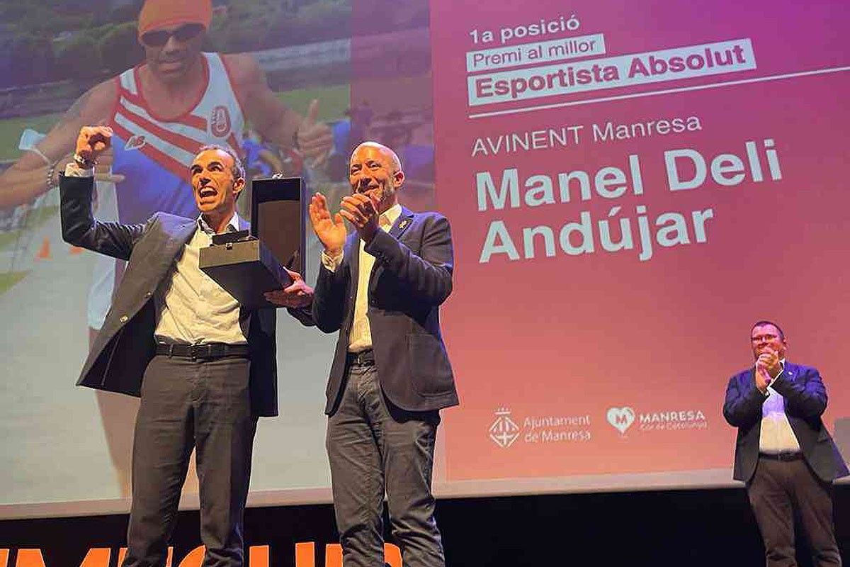 Manel Deli celebra el premi a la Nit de l'Esportista de Manresa