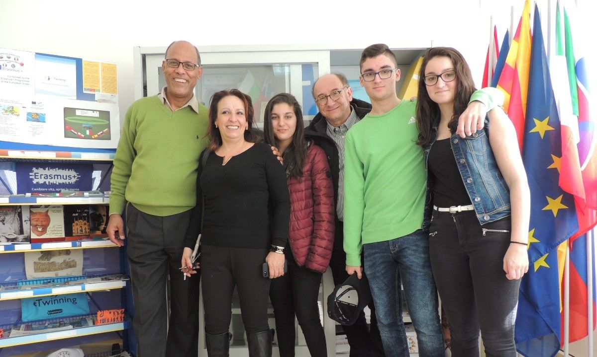 Foto de família dels alumnes i professors del Catà que varen viatjar a Calàbria
