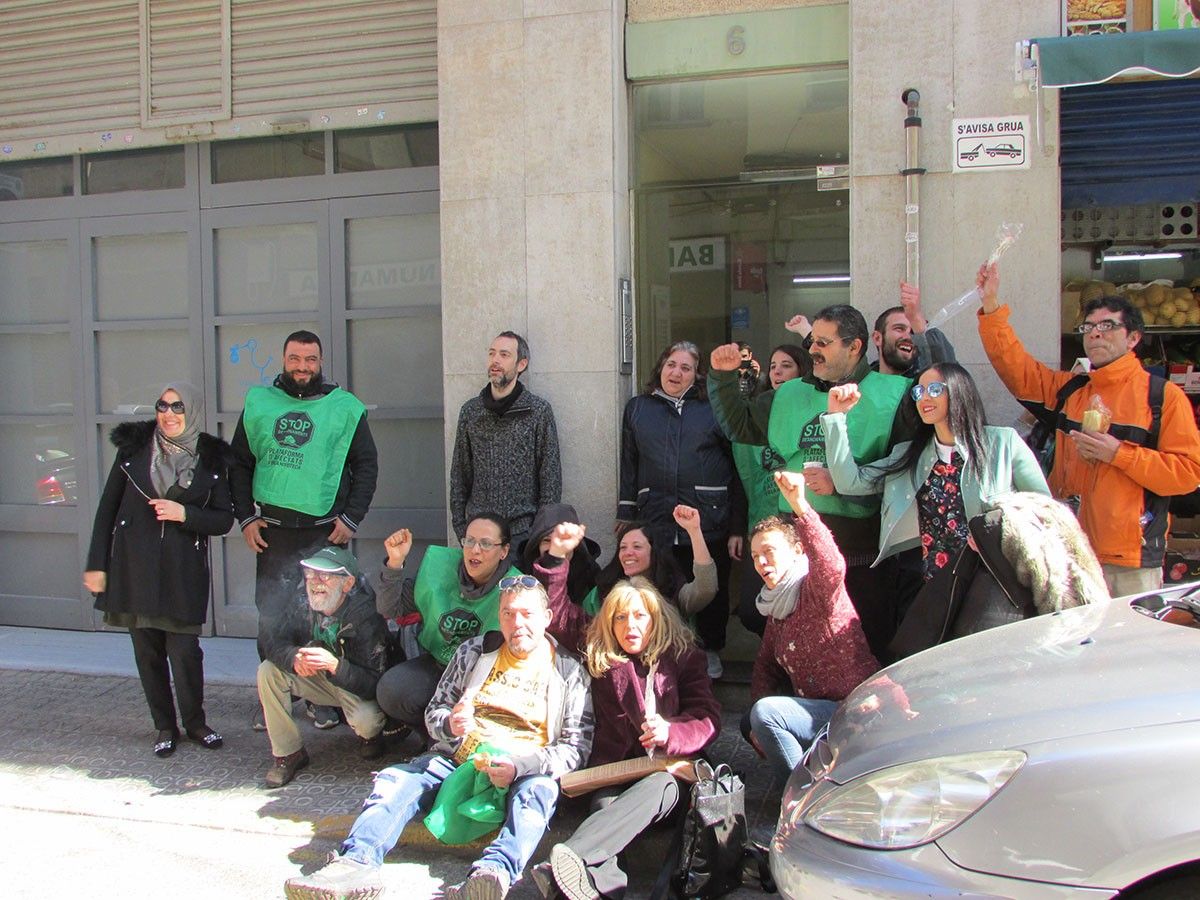 Membres de la PAHC Bages a les portes del pis del carrer Numància