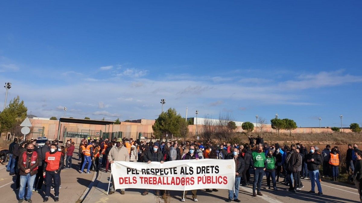 Manifestació de funcionaris de presons a la porta de Lledoners