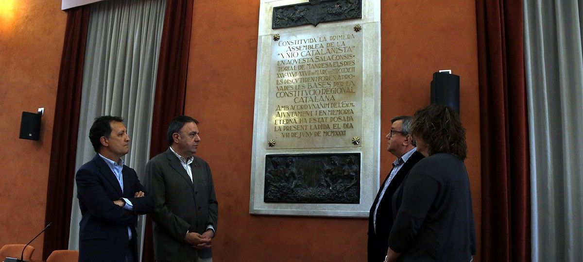 La placa que commemora la redacció de les Bases de Manresa llueix al Saló de Sessions de l'Ajuntament