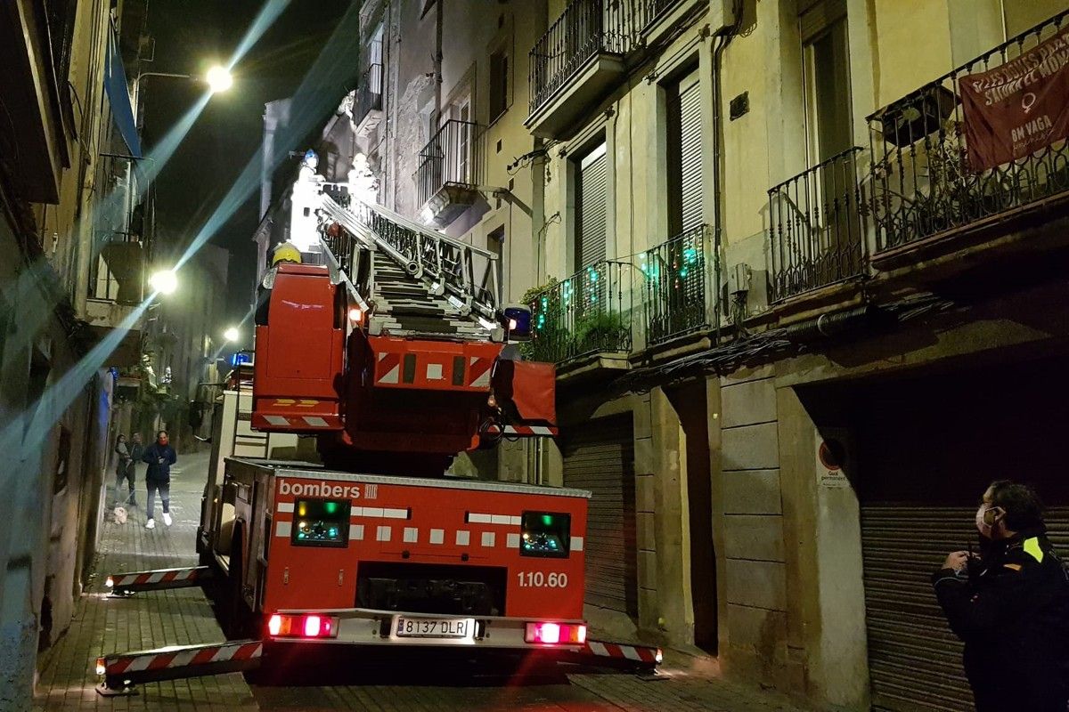 Bombers, sanejant la façana al carrer Sant Bartomeu
