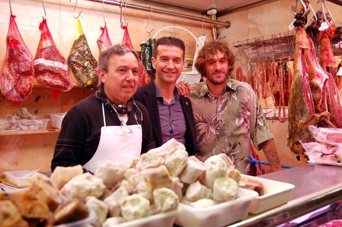 El regidor de Comerç i mercats, Jaume Arneu, en una parada del Mercat Puigmercadal
