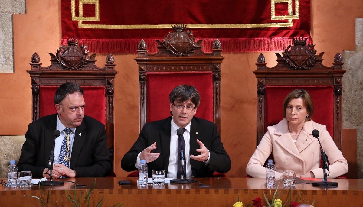 Carles Puigdemont, Carme Forcadell i Valentí Junyent, en l'acte commemoratiu de les Bases de Manresa