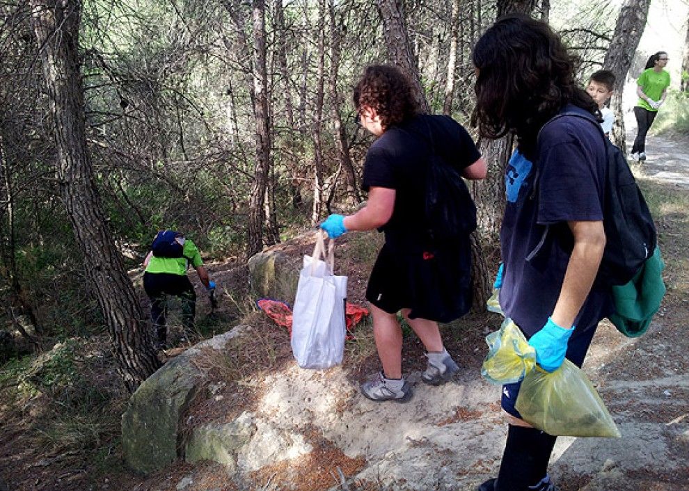 Voluntaris fent neteja a Vallhonesta.