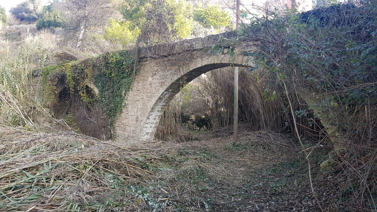Aqüeducte de la font dels Llops, al barri de Sant Pau