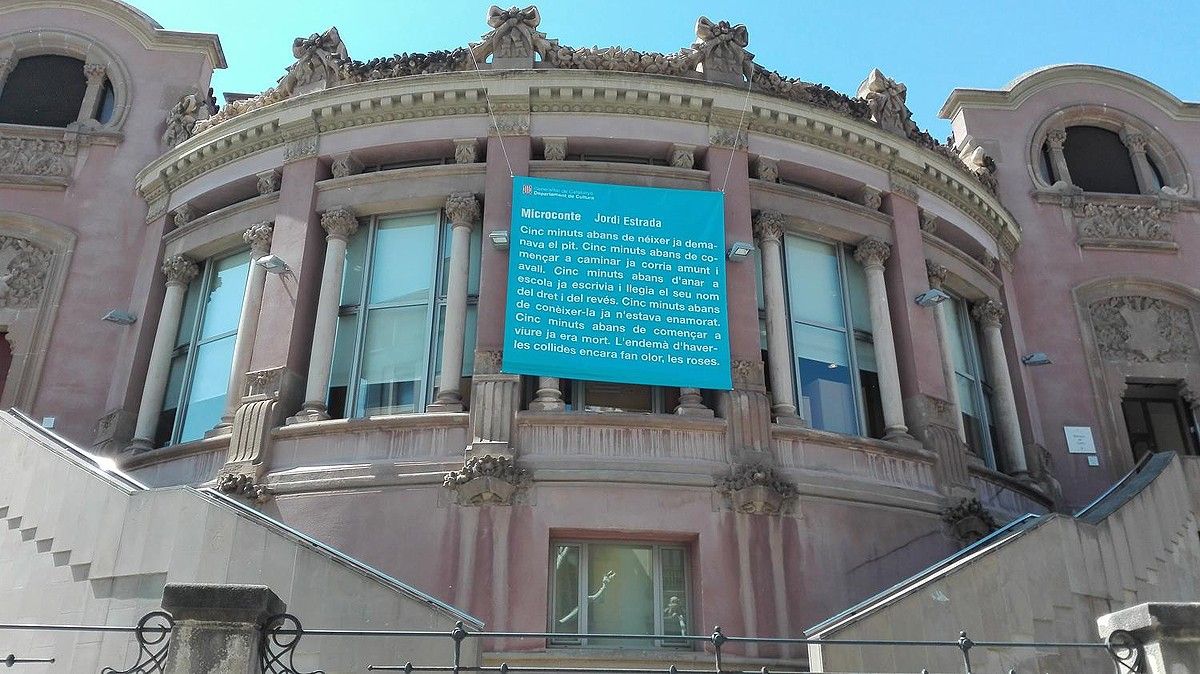 Microconte de Jordi Estrada a la façana de la Biblioteca del Casino