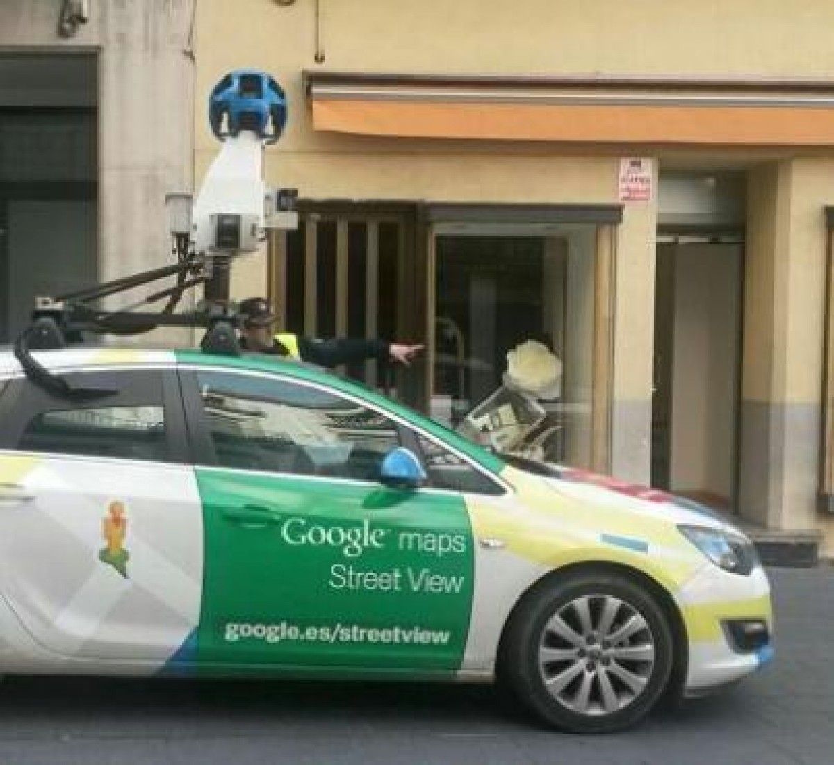 El conductor del cotxe del Google Street View preguntant a un agent