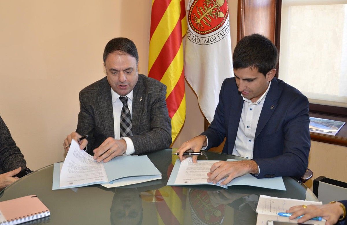 Els alcaldes de Manresa i Cardona durant la signatura de l'acord