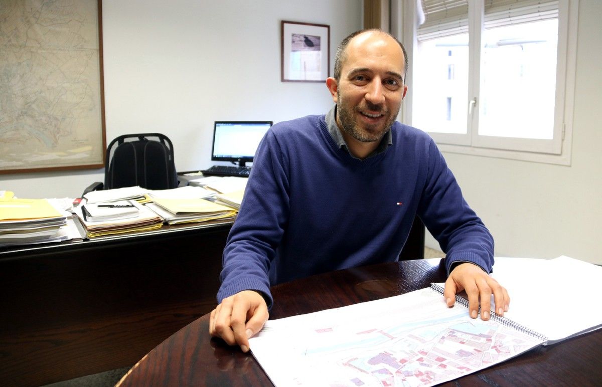 El regidor de Planejament i Projectes Urbans, Marc Aloy, amb els plànols del nou POUM