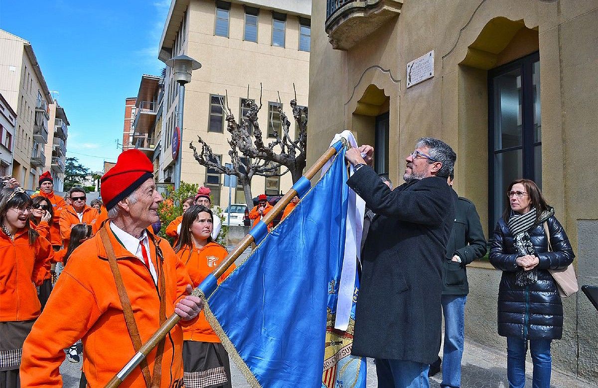 L'alcalde Josep Maria Canudas posa la cinta de les Caramelles  a l'estendard del Tro Gros