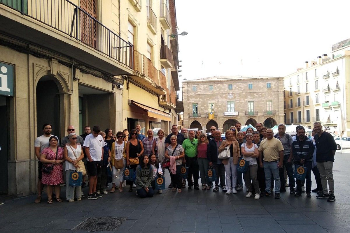 Guanyadors del «Compra i descobreix Catalunya» davant de l'Oficina de Turisme de Manresa