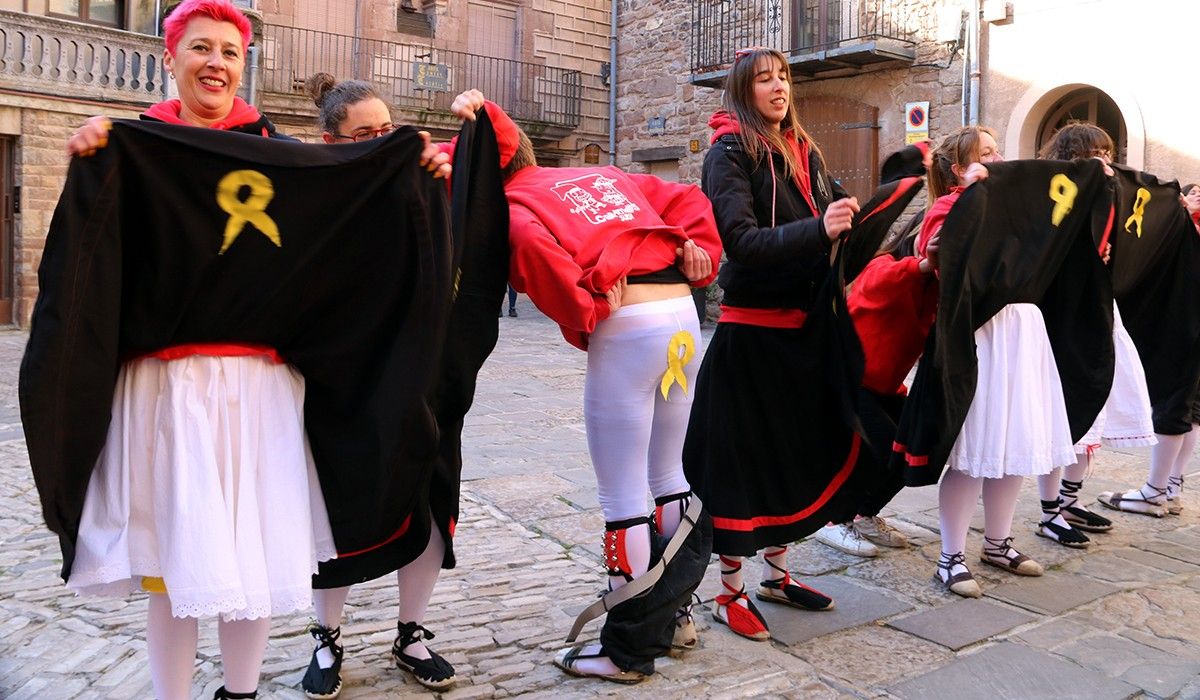 Dansaires de la Colla Altatxu s'aixequen les faldilles o es baixen els pantalons per mostrar un llaç groc