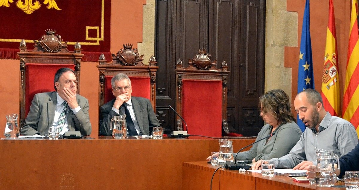 El regidor Marc Aloy explica el POUM sota la mirada de l'alcalde Valentí Junyent