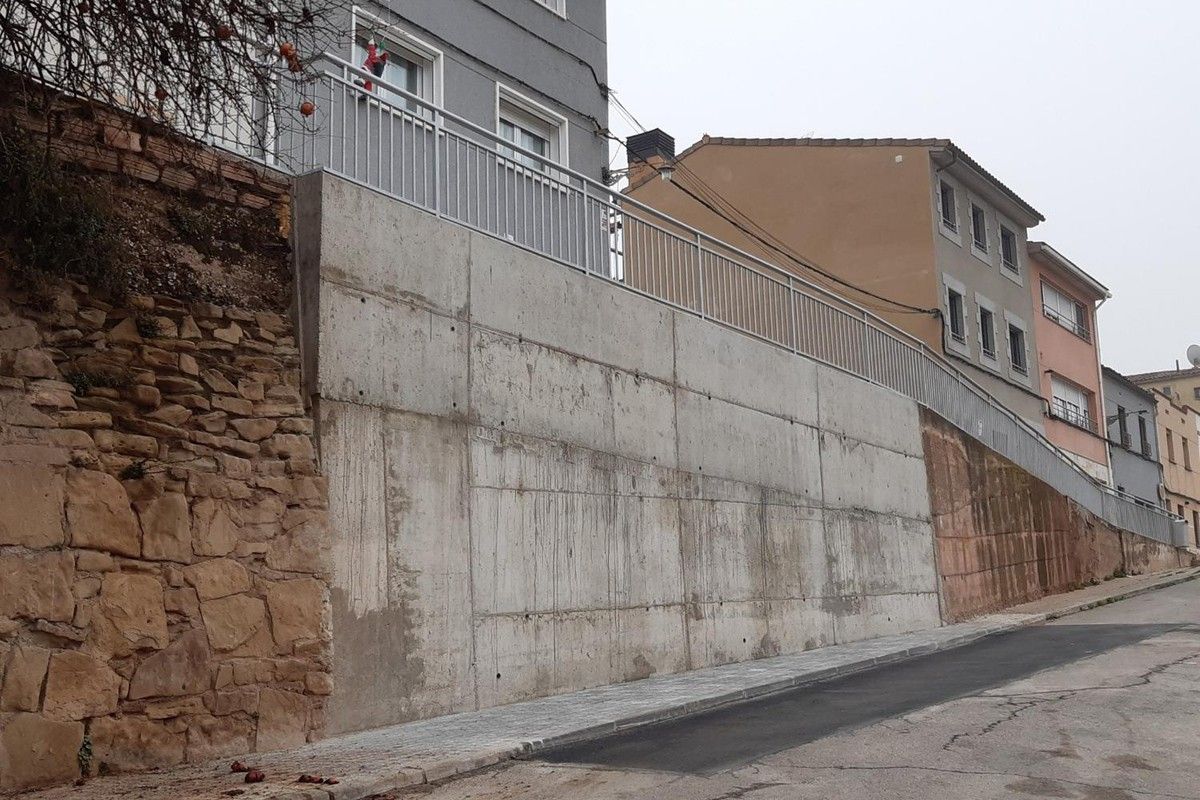 Nou mur de formigó al barri de Miralpeix