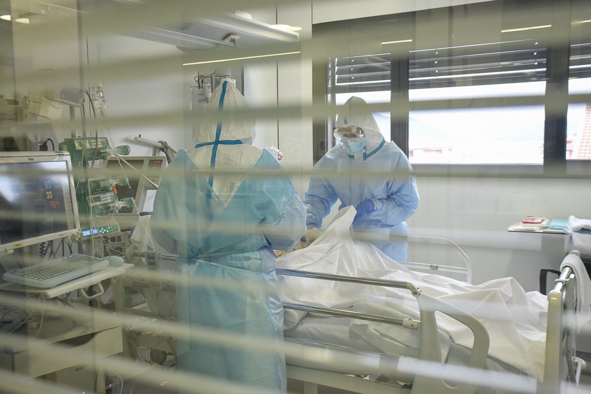 Sanitaris atenent un pacient a la unitat d'aïllament de Sant Joan de Déu