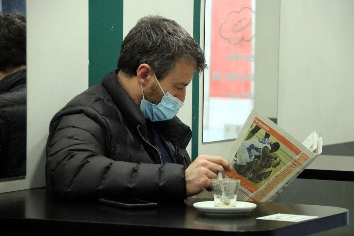 Un client del bar Cal Manel de Manresa prenent el cafè i llegint el diari