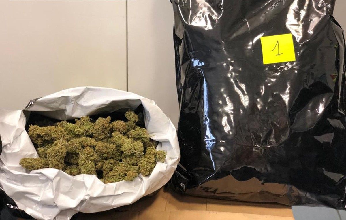 Els dos sacs amb cabdells de marihuana incautats