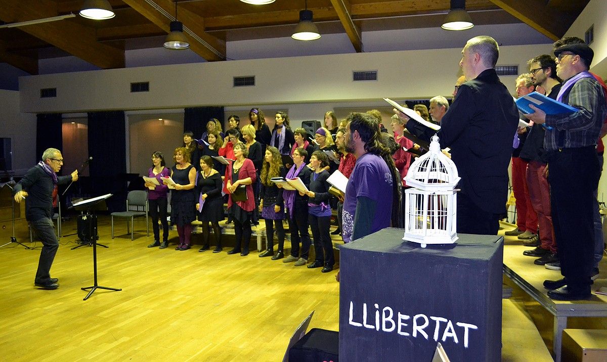 Els cors Rue de la Victoire i Incordis cantant plegats al final del concert al Conservatori