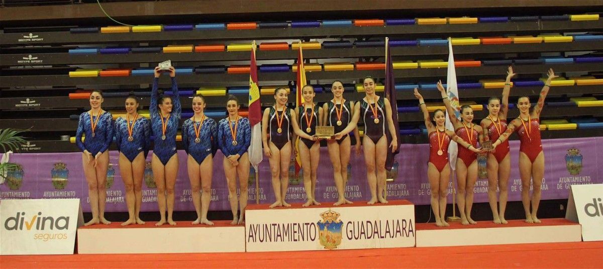 Les gimnastes de l'Egiba, a la dreta,  a la tercera posició del podi