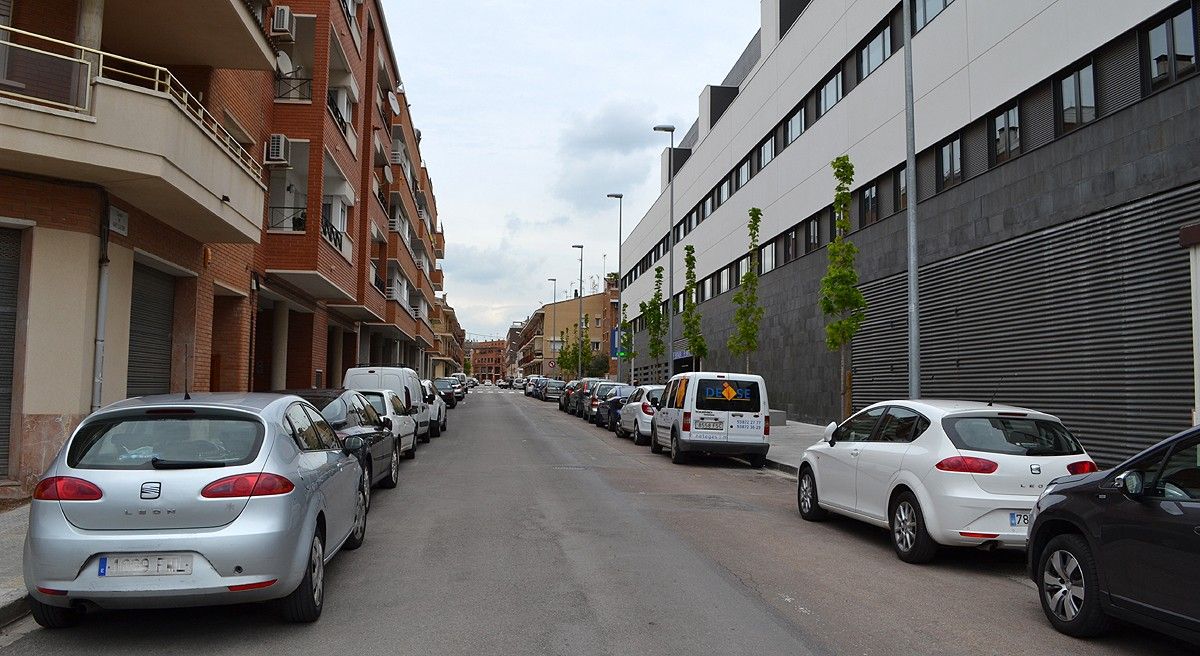 Vista general del carrer Sant Llàtzer, entre hospital i habitatges
