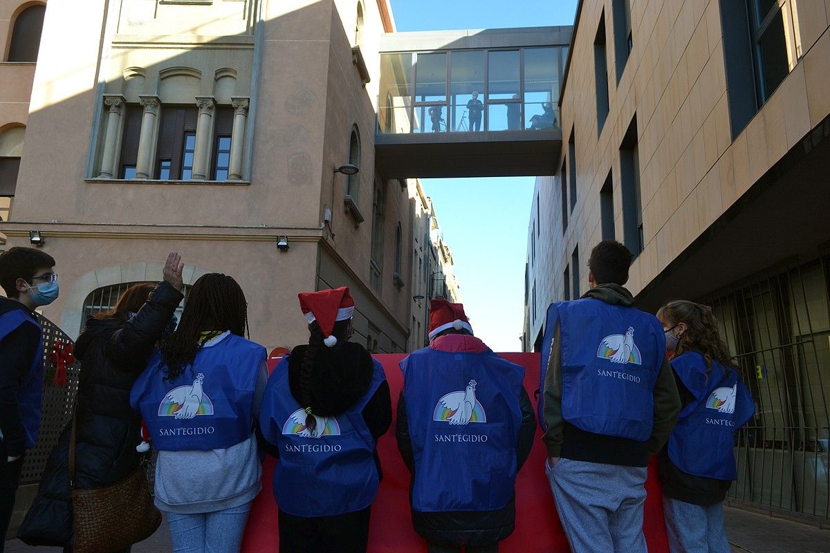 Joves voluntaris de Sant'Egidio saluden ancians de la residència de Sant Andreu