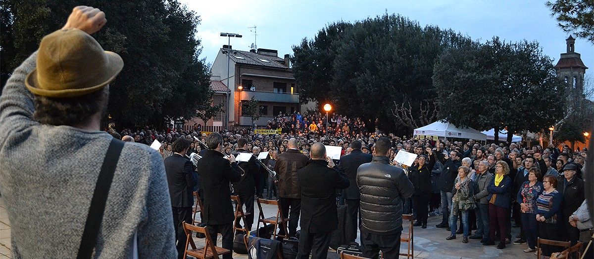 Els manifestants al parc de can Crusellas cantant els Segadors, amb l'alcalde d'Artés, d'esquena
